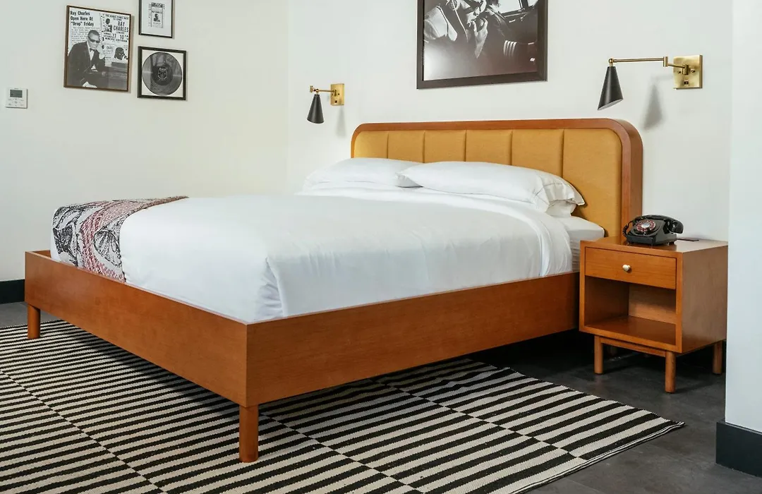 Dew Drop Inn Hotel & Lounge-1