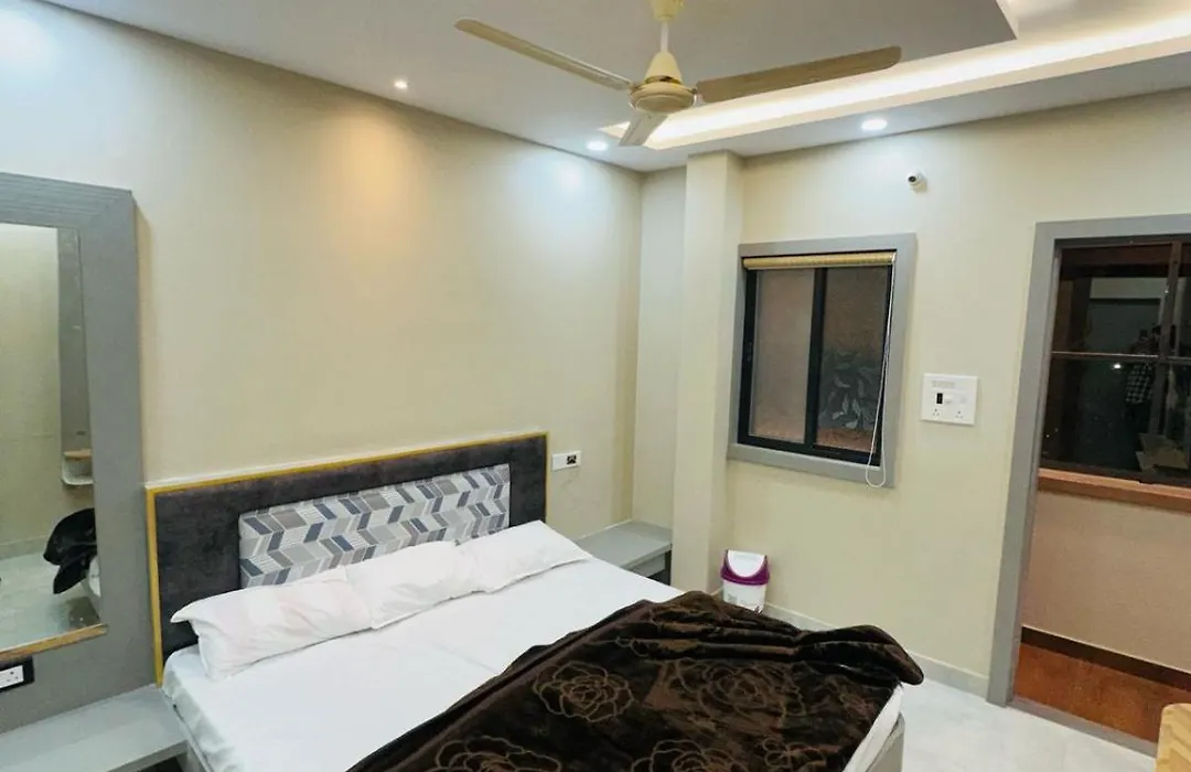 Hotel Om Shree Palace ,Main Road Near Mahakal Temple And Railway Station-1