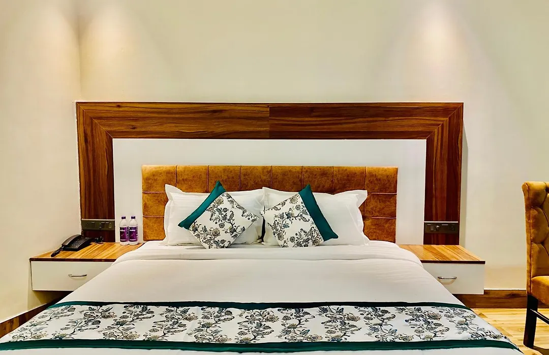 Hotel White House Walking Distance From Golden Temple- With Parking-1