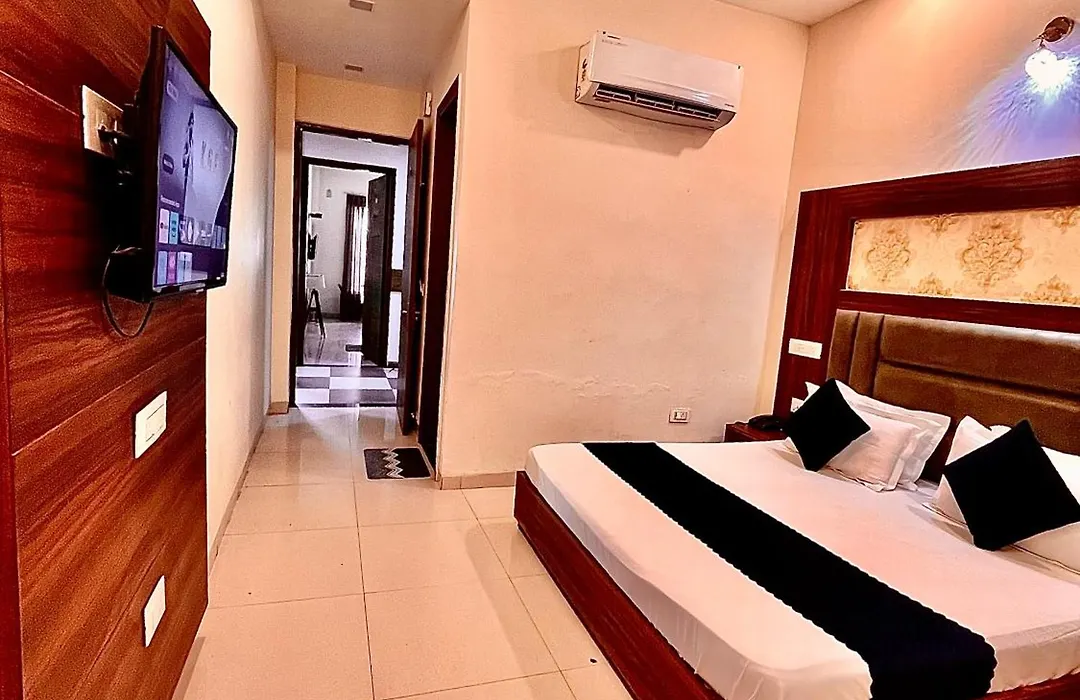 Hotel Kakkar Palace Ludhiana !! Near Railway Station, Ghanta Ghar & Chaura Bazaar ! Parking ! Lift ! Prime Location ! Couple Friendly-1