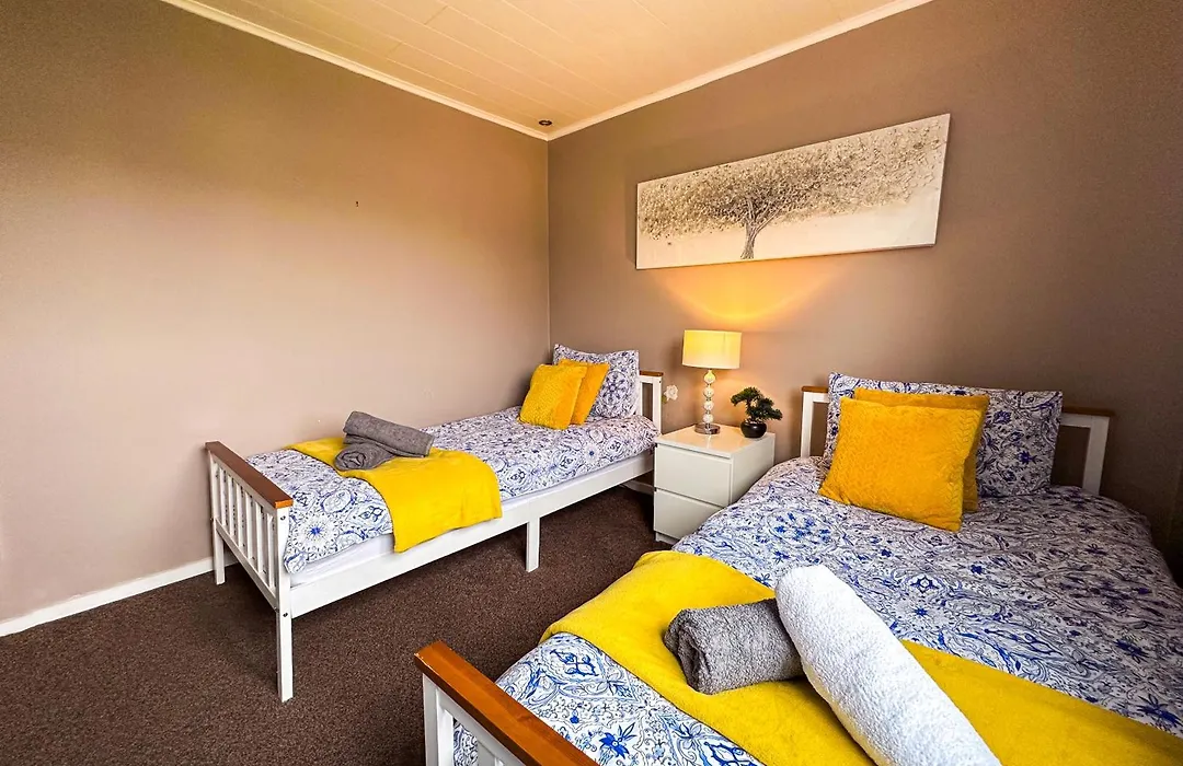 Cozy 3 Bedroom House Near Ari And City Centre, Ab16, Wifi, Parking, Netflix, Pet - Friendly-1