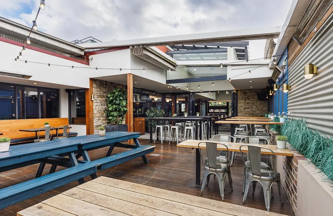 The Lakes Hotel, Rosebery-1