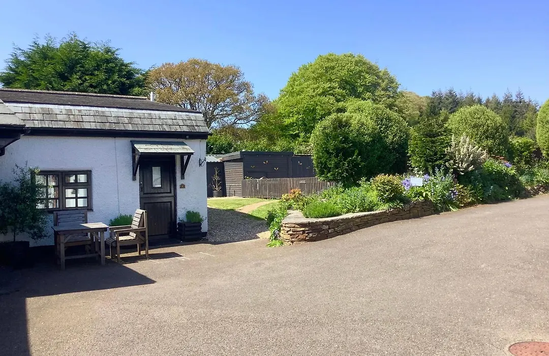 The Barn And Pinn Cottage-1
