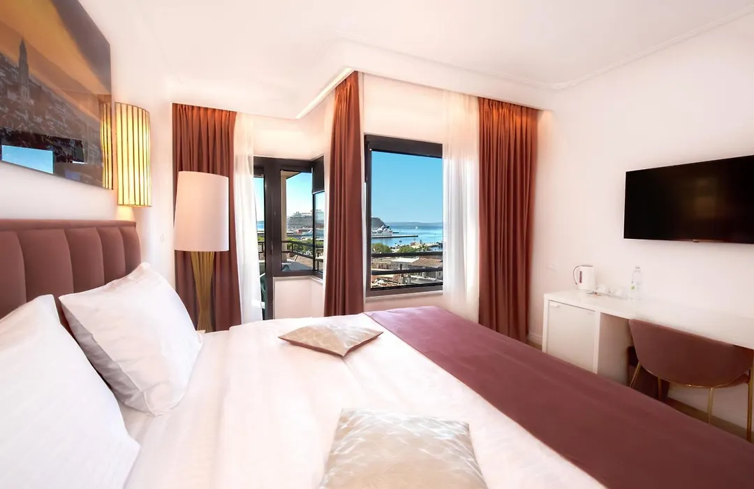 Hotel Luxe-1