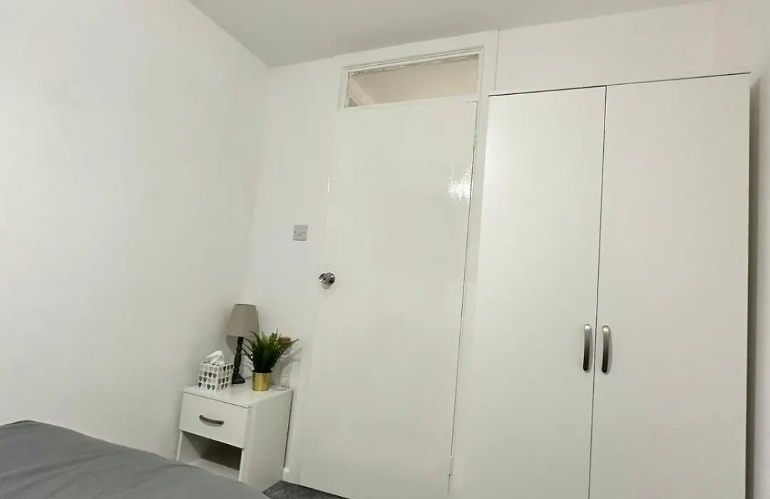 Spacious Private Rooms Near Central London-1