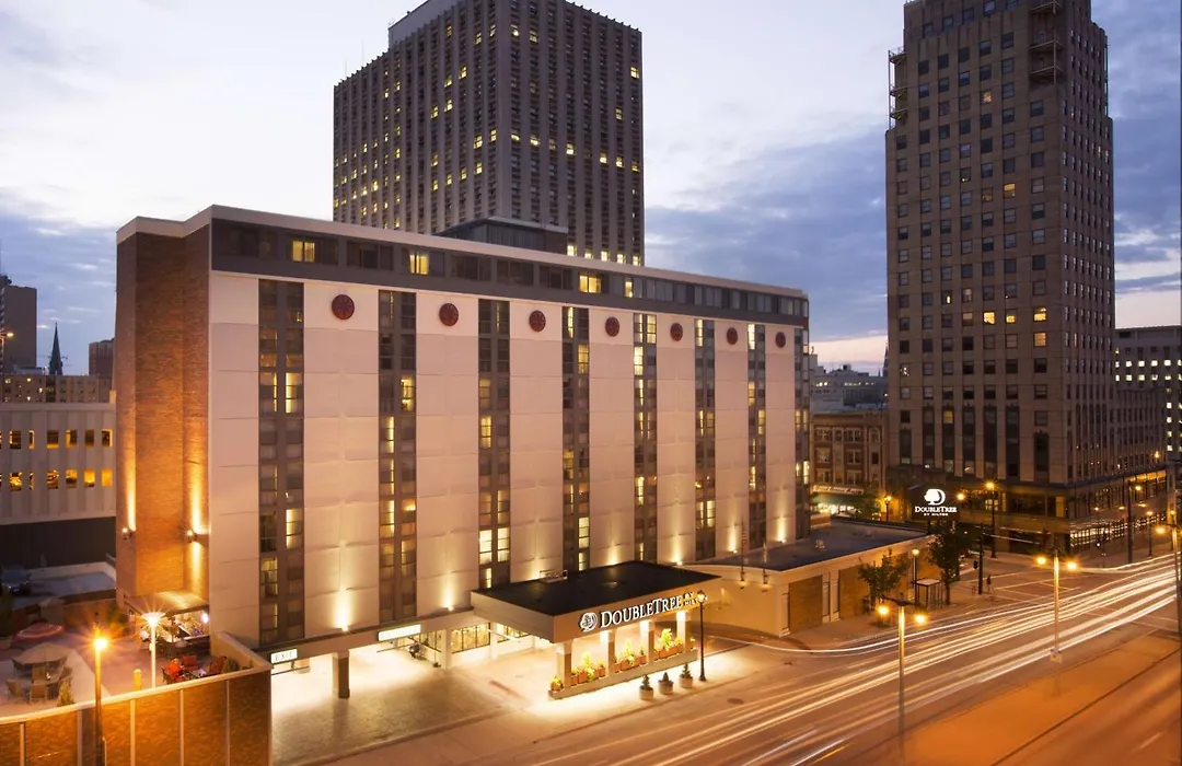 Doubletree By Hilton Milwaukee Downtown-1