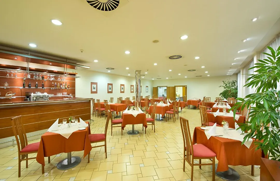 Ramada Airport Hotel Prague-1