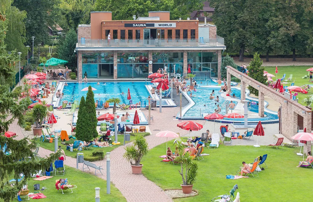 Holiday Beach Budapest Hotel-1