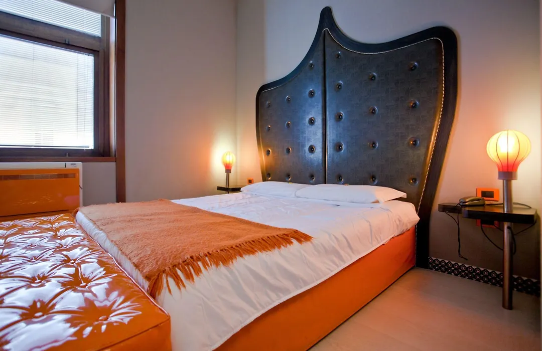 Orange Hotel-1