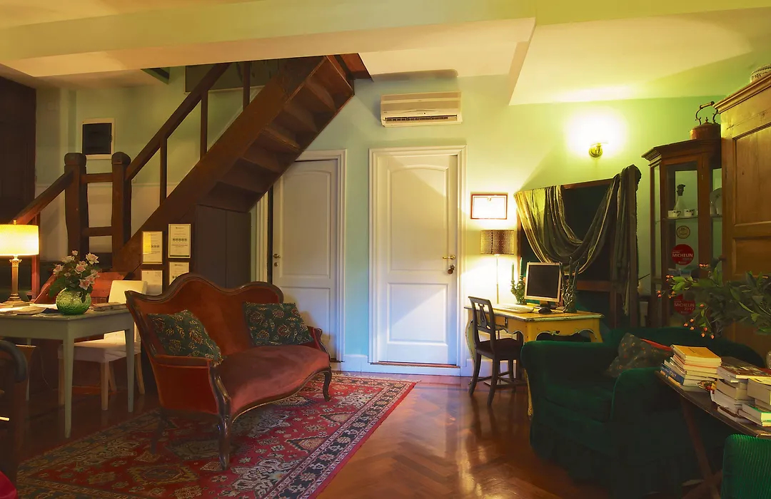 Guest House Arco Dei Tolomei-1