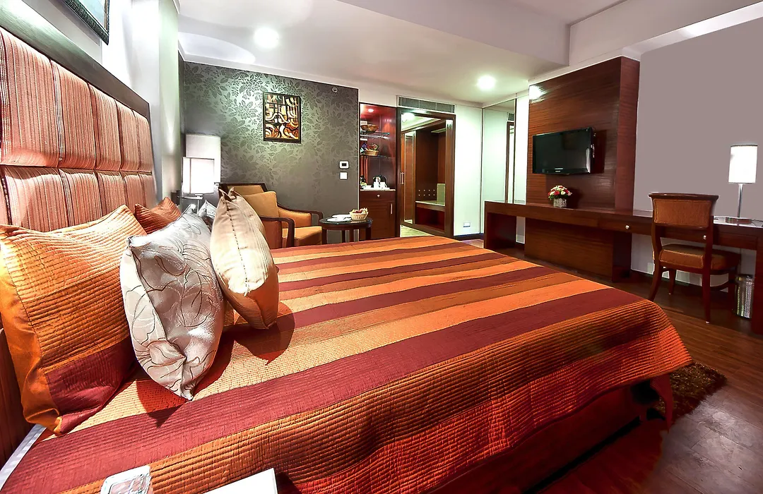 The Golden Plaza Hotel-1