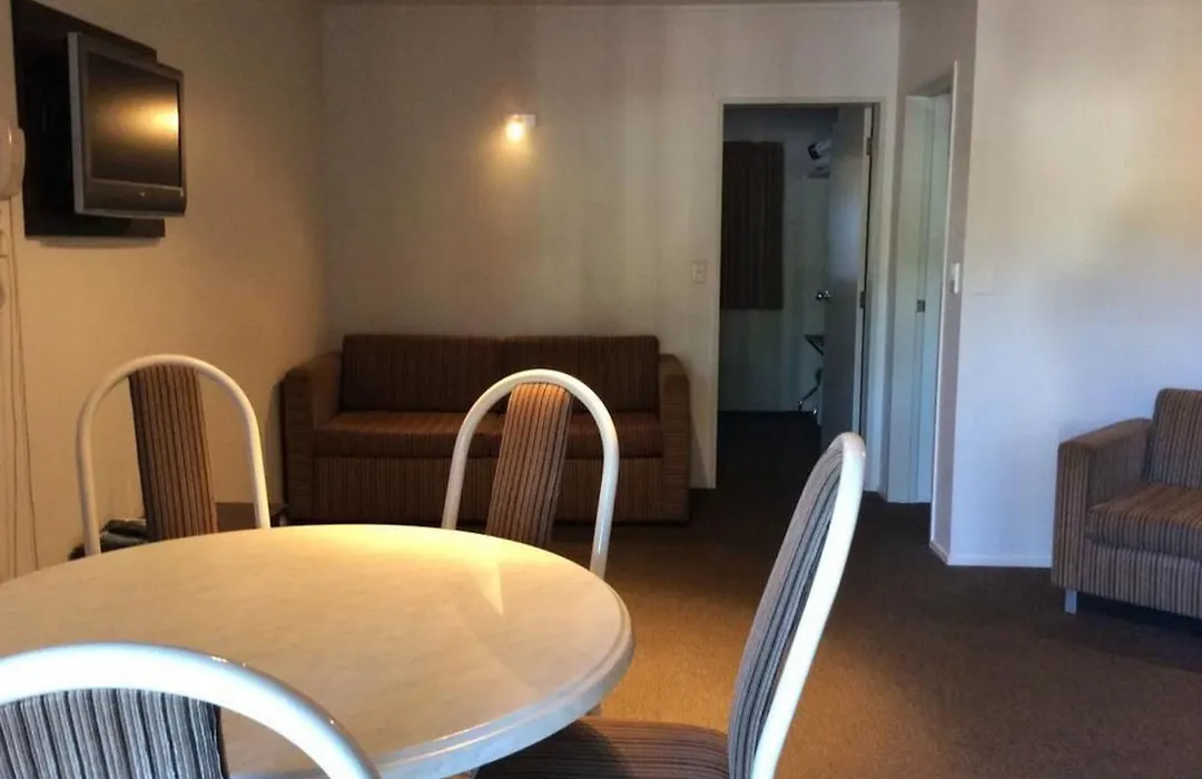 Marksman Motor Inn-1