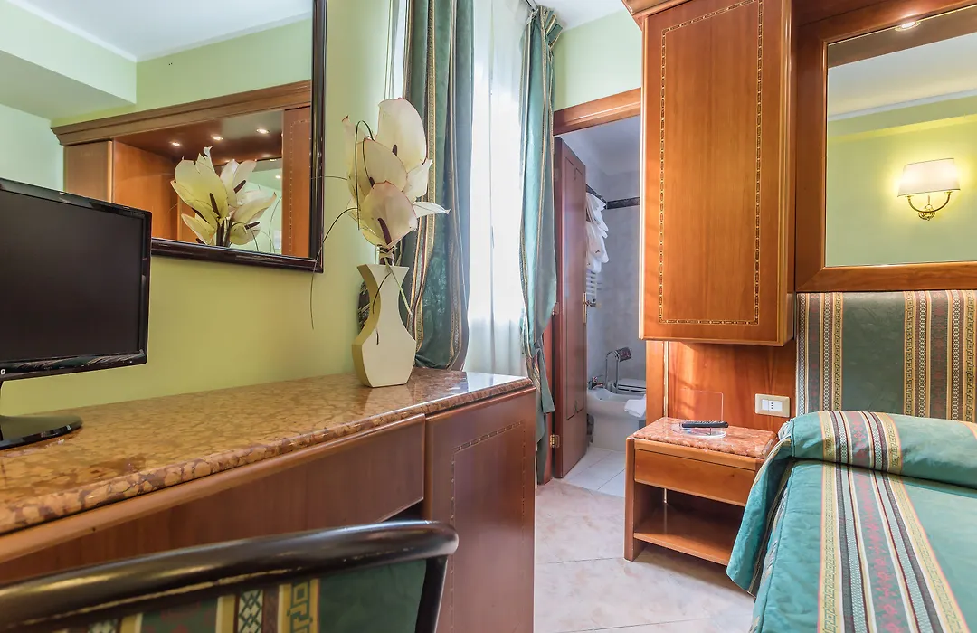 Raeli Hotel Lux-1
