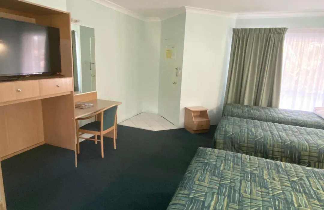 Runaway Bay Motor Inn-1
