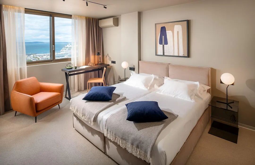 Royal Suites-Sky-1