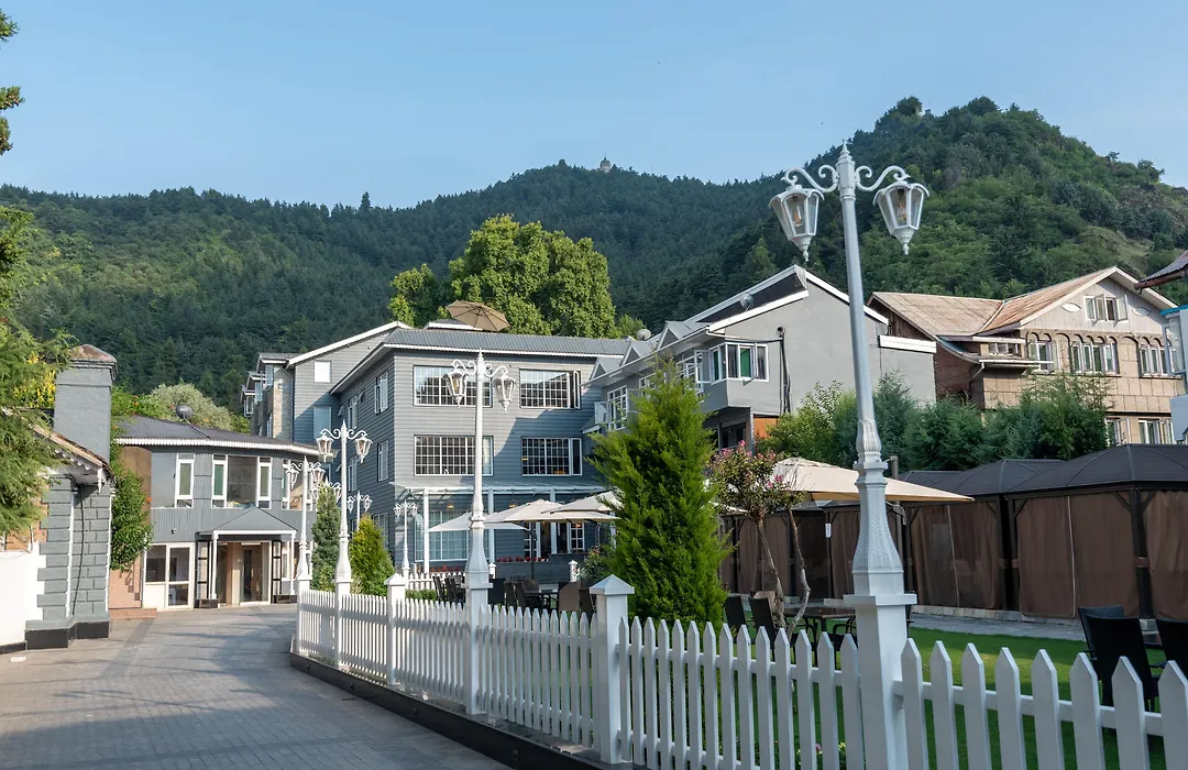 Hotel Grand Boulevard Dal Lake View Srinagar-1