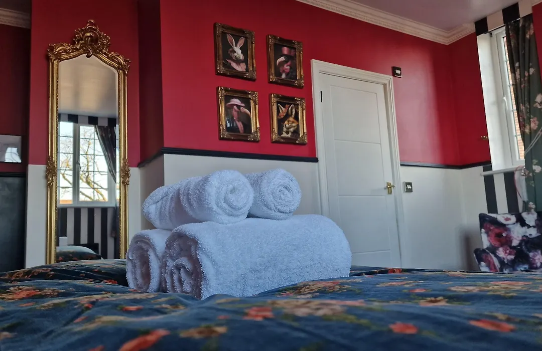 The Mad Hatter'S Guestrooms-1