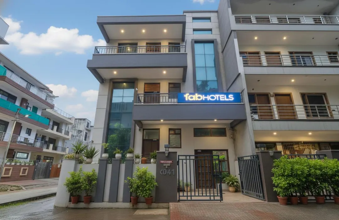 Fabhotel Golf Luxury- 10 Min From Sector 42-43 Rapid Metro Station-1