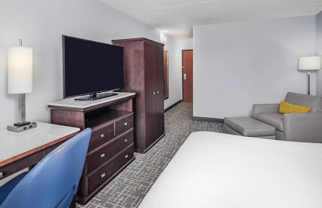 Crowne Plaza Milwaukee Airport By Ihg-1