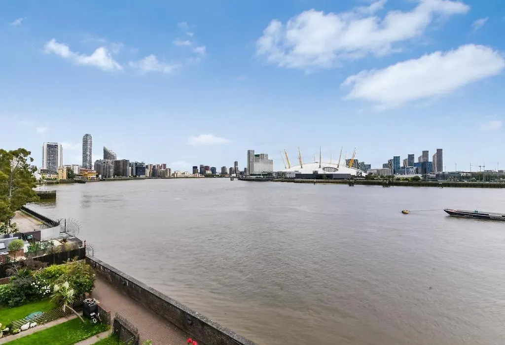 Spacious Double Bedroom With Private Bathroom Ensuite And A New Quality Mattress In London Canary Wharf For Short Stay Or Long Let Near O2 And Excel Exhibition Centre With Easy Reach From All Airports In Around London-1