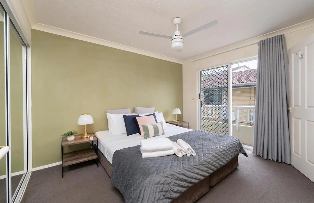 Surfers Tradewinds-1