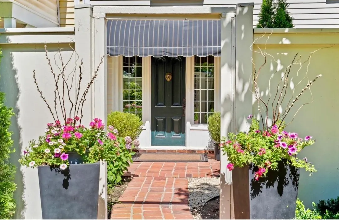 Hummingbird Haven Bed & Breakfast Luxury Suite With Terrace & Seasonal Lake Views Located In Historic Old Town Niagara-On-The-Lake-1