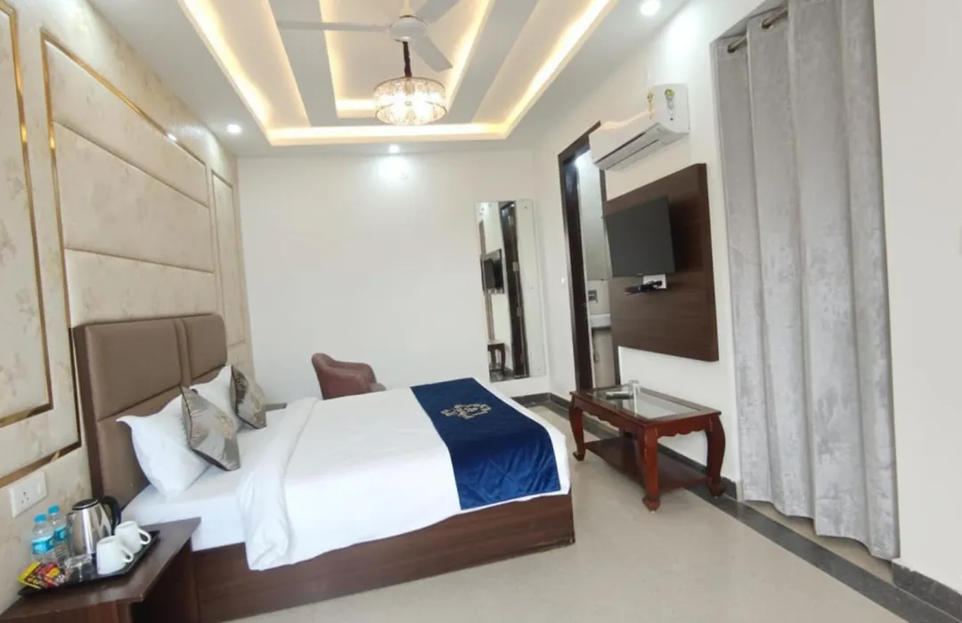 Hotel Caves Premium Near Delhi Airport-1