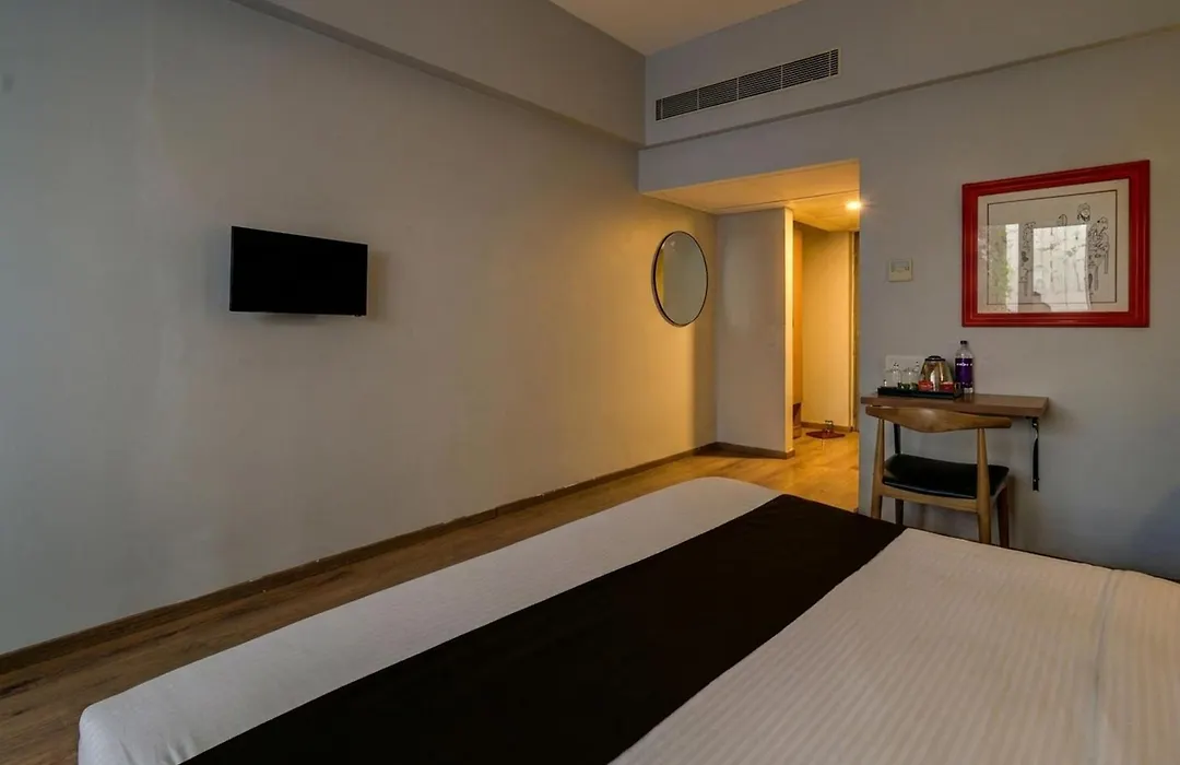 Super Townhouse Lakdikapul-1