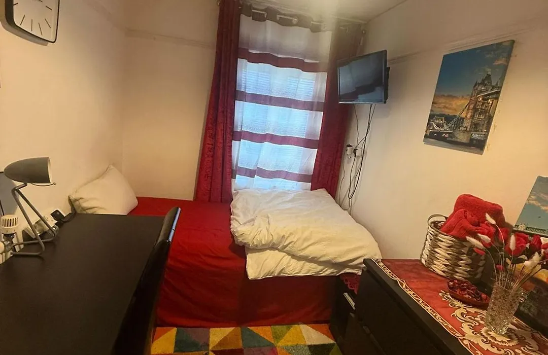 4 Bedroom House Rented By The Room-1