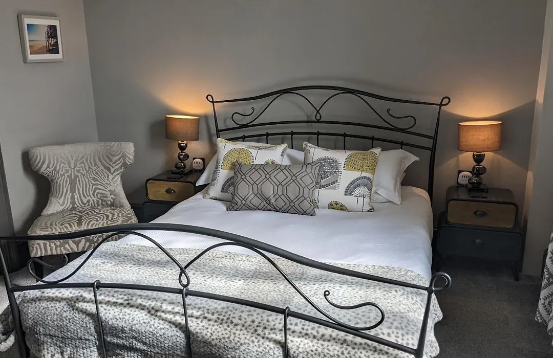 Oaklands Guest House-1