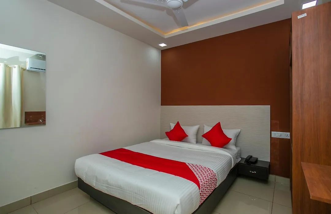 Hotel O Varcity Phi Premium Pavilion ,Above Hdfc Bank ,Near Anjaneya Temple Madiwala, Hosur Main R-1