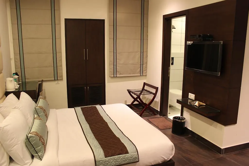 Hotel Amrapali Grand-1
