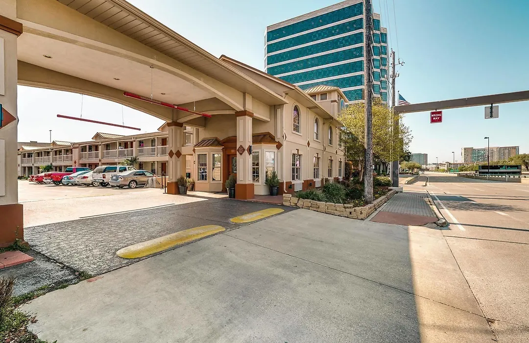 Quality Inn & Suites Dallas-Cityplace-1