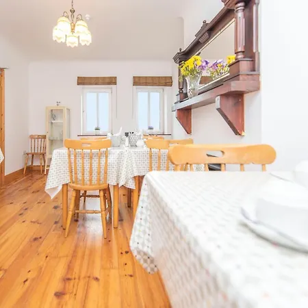 Dingle Marina Lodge-3