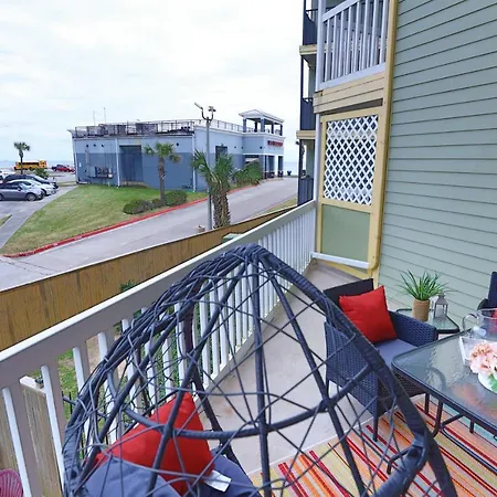 Crimson Beach Escape Ocean View-Hottub -Pool-Longstay - 1 Queen Bedroom Plus Alcove Bunk Beds And A Sofa-2
