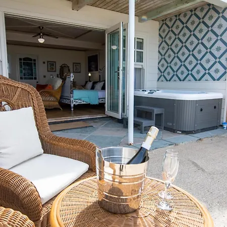 Tolcarne Beach Colonial Restaurant And Rooms-2