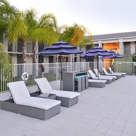 Clarion Inn & Suites Across From Universal Orlando Resort-2