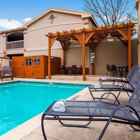 Quality Inn & Suites Dallas-Cityplace-3