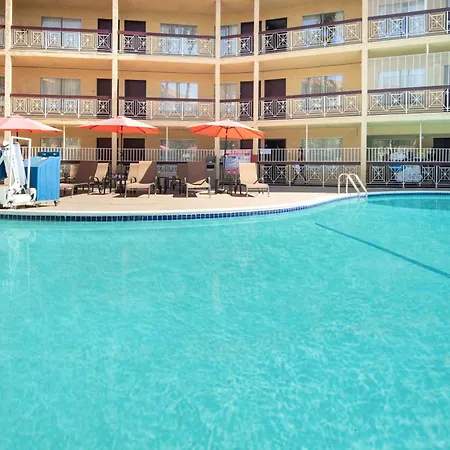 Ramada By Wyndham Burbank Airport-3