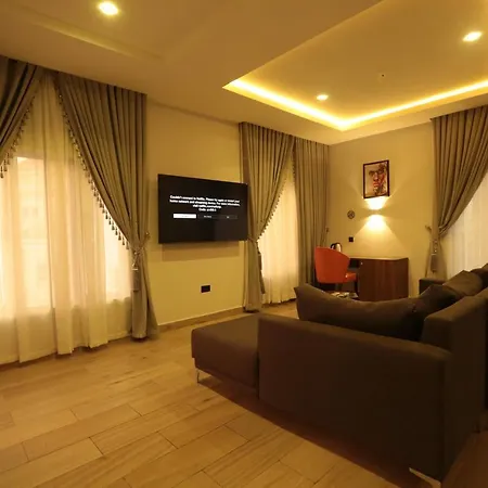 Triple 9 Apartments,Pool & Spa-2