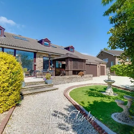 Stunning Residence Set On Cliffside In Scarborough-3