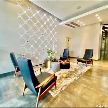 Classy 2Bd 2Bth At Midblock With Free Parking-2