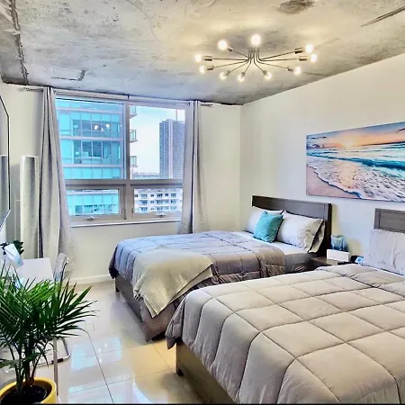 Classy 2Bd 2Bth At Midblock With Free Parking-3