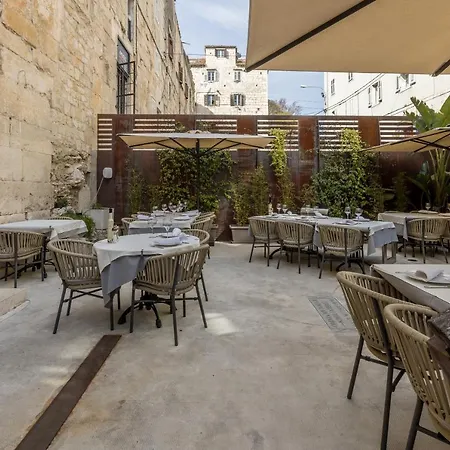 Leonis Restaurant & Rooms-2