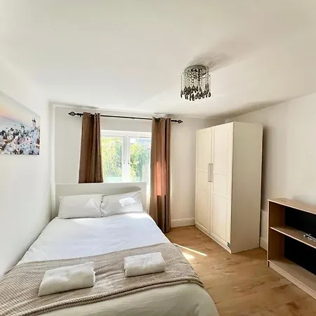 Canary Wharf Holiday Rooms-2