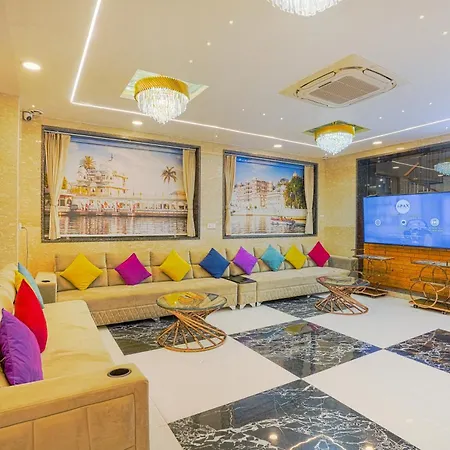 Pax Grand Blue - Rooftop Swimming Pool & Restaurant - 500 Mtr From Udaipur Railway Station-3