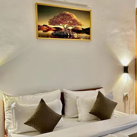 Aura Luxury Studio I Couple Friendly I Near Golf Course Road, Sector 57, Gurgaon-3