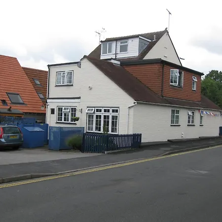 Penryn Guest House, Ensuite Rooms, Free Parking And Free Wifi-3