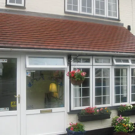Penryn Guest House, Ensuite Rooms, Free Parking And Free Wifi-2