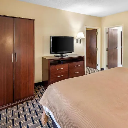 Clarion Inn & Suites Indianapolis Northwest-3